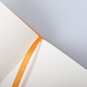 Carnet rigide ORANGE 9x14 cm 192 pages uni papier ivoire 90 g, fermeture élastiq
